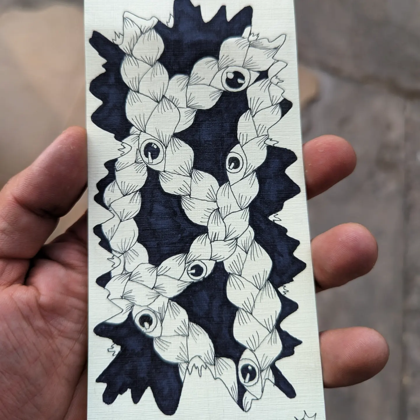 Estudio en tinta de flores, ojos e hilos