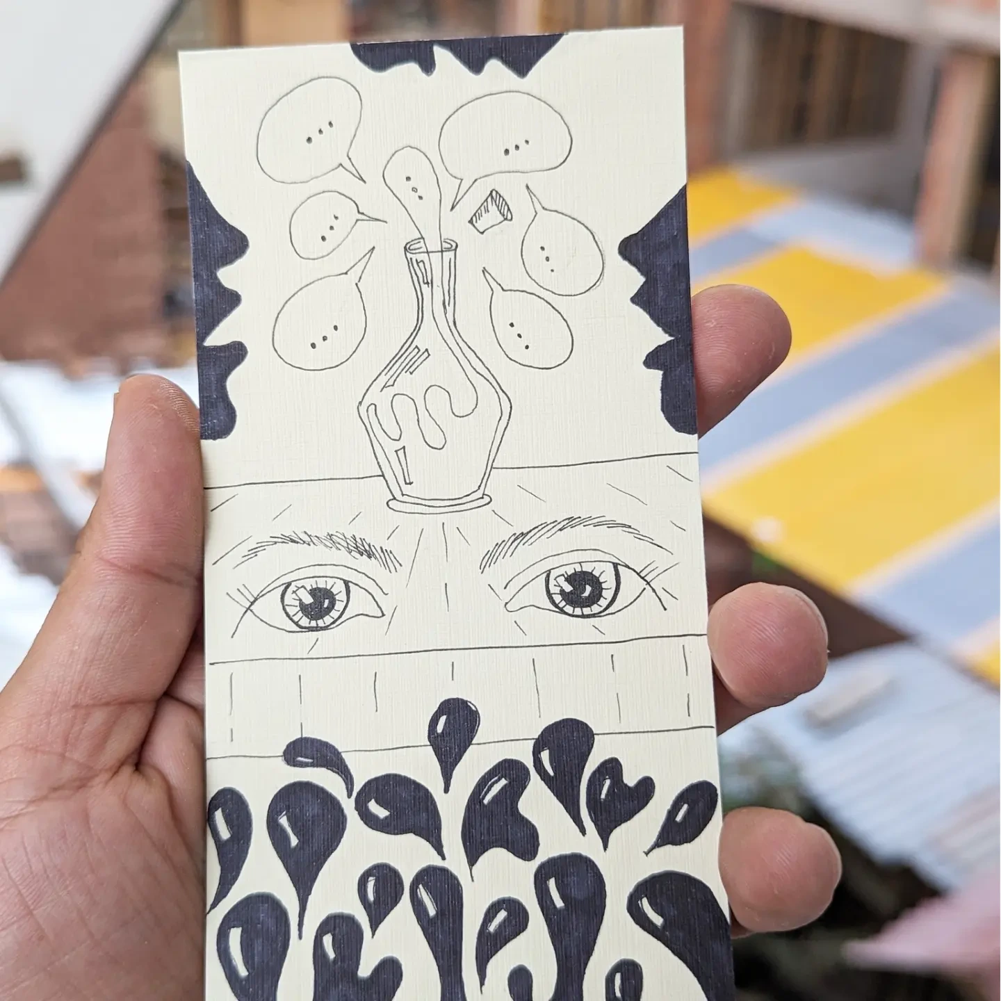 Estudio en tinta con ojos y una botella rodeada de silencios