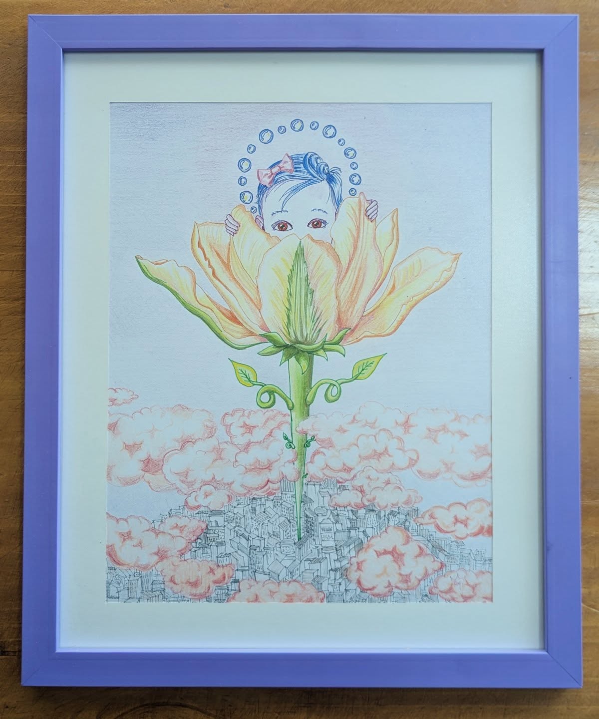 Ilustración enmarcada de una niña emergiendo de una flor sobre una ciudad