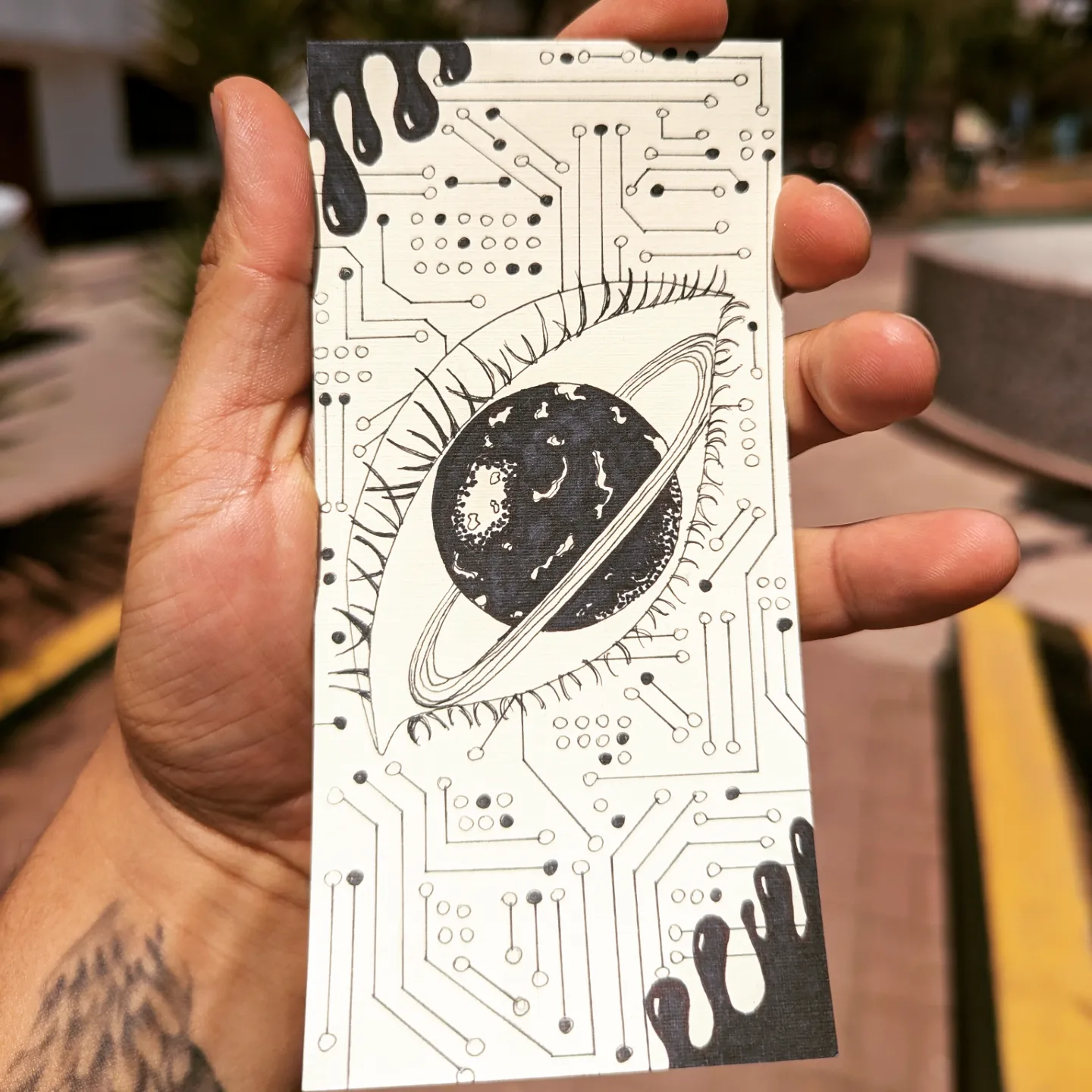 Ilustración monocromática de un ojo rodeado de líneas y formas orgánicas