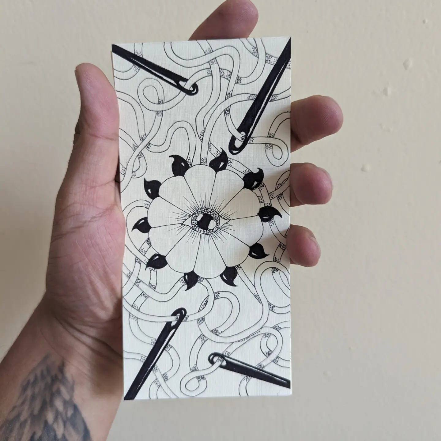 Ilustración monocromática de una figura conectada por hilos
